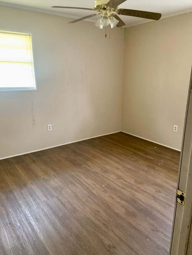 Building Photo - 3 Bed/1.5 Bath House