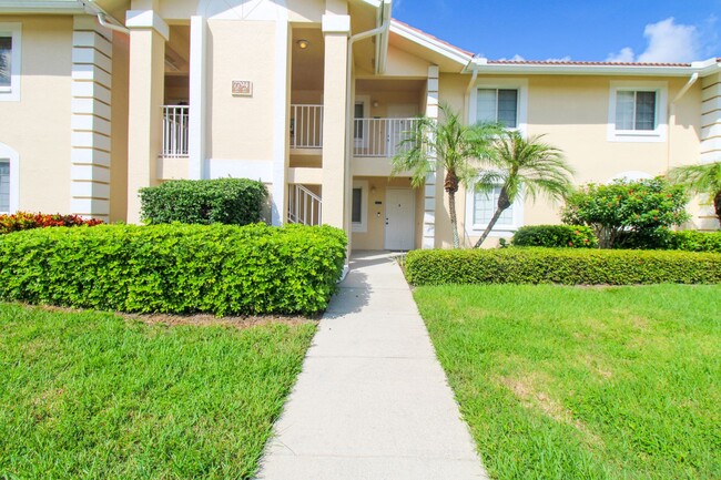 Building Photo - ** 2/2 FIRST FLOOR EMERALD LAKES BEAUTY RE...