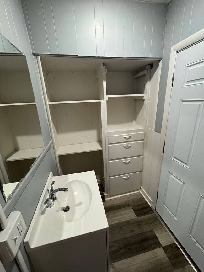 Building Photo - 5 Bed / 1.5 Bath Sunroom & Spacious Layout