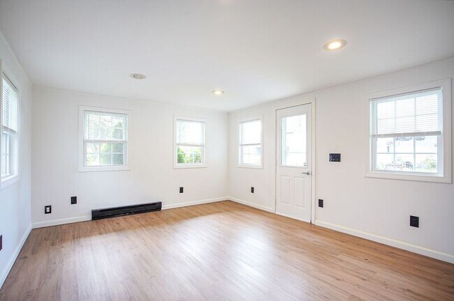 Building Photo - 215 Eddy St