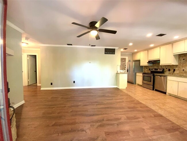 Building Photo - 2807 Edgewater Dr
