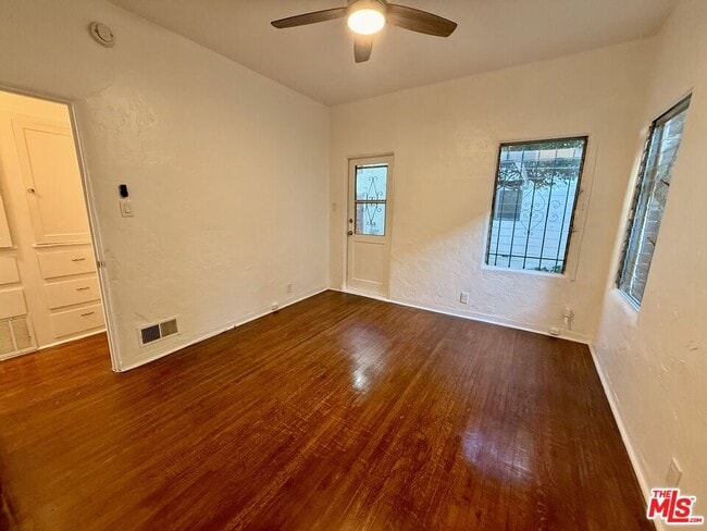 Building Photo - 2166 Beachwood Terrace