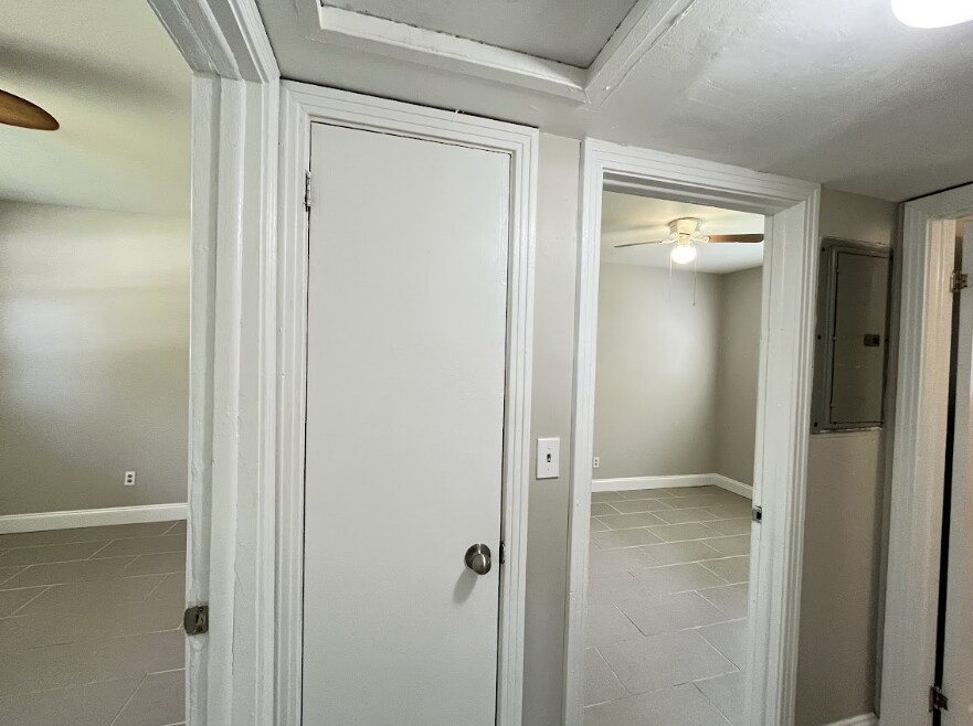 Building Photo - 1635 Brookview Dr S