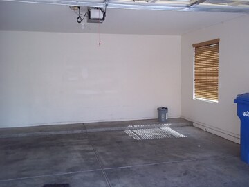 Building Photo - Available Early Dec! 4 BR 2 Bath Home! Cor...