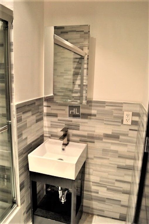 Building Photo - Manhattan Avenue