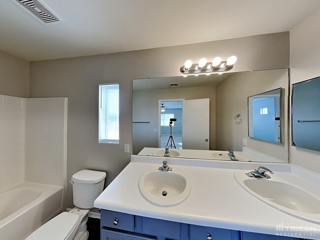 Building Photo - 2618 S Devonna Ln