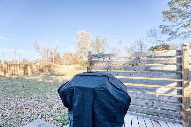 Building Photo - 214 NW L St