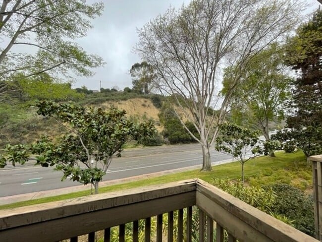 Building Photo - 2 bedroom, 2 bath top floor condo in La Jolla