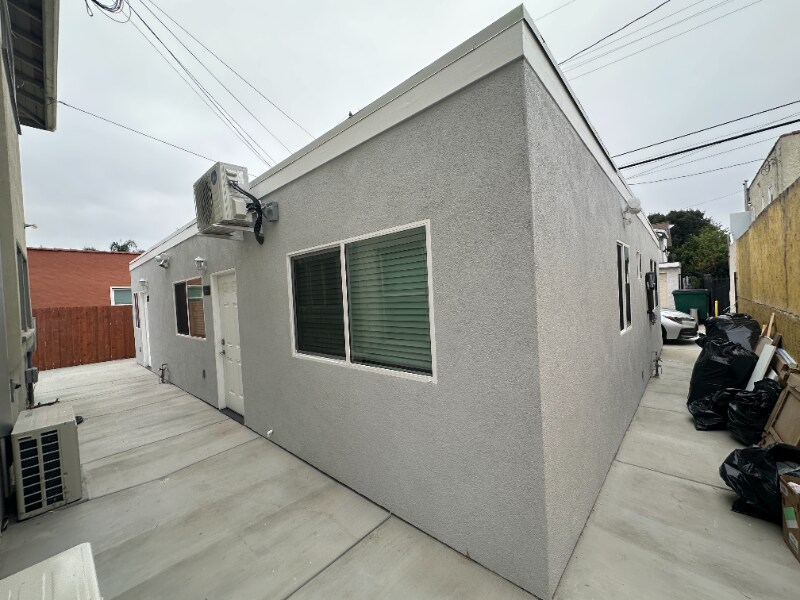 Building Photo - 2210 Pine Ave