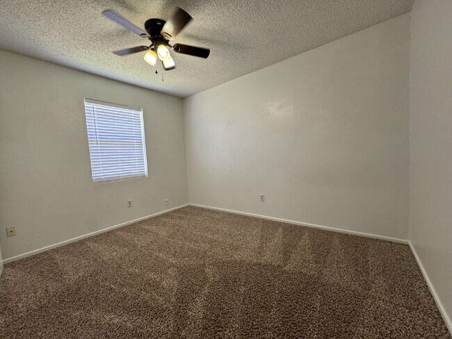 Building Photo - Well Maintained 2 bedroom 1 bath