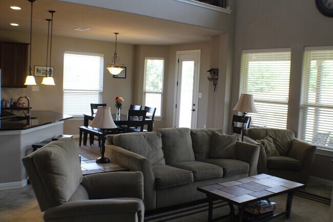 Building Photo - Beautiful spacious rental with fabulous up...