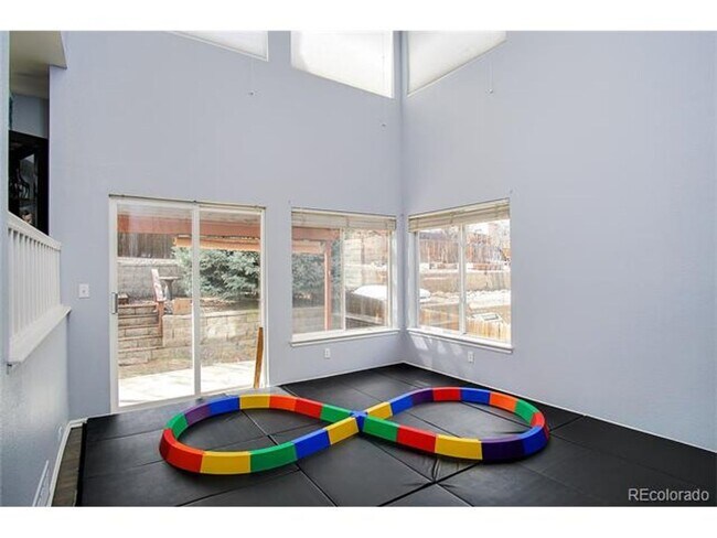 Building Photo - Beautiful single family home with 4 bed an...