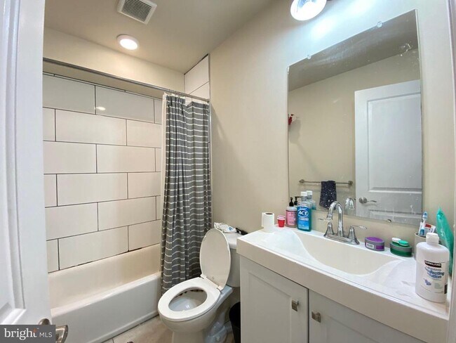 Building Photo - 1950 N Gratz St