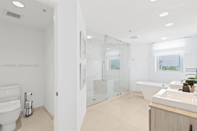 Building Photo - 17111 Biscayne Blvd
