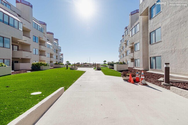 Building Photo - 875 La Playa St
