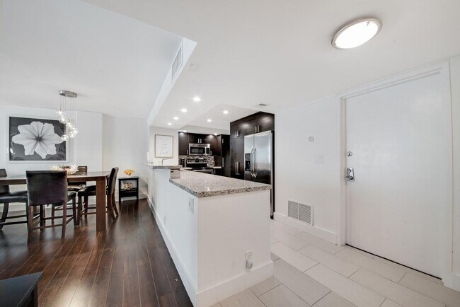 Building Photo - 1147 Hillsboro Mile