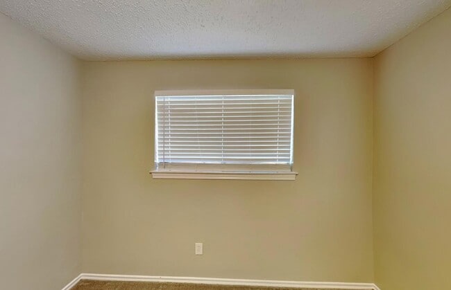 Building Photo - MOVE IN READY