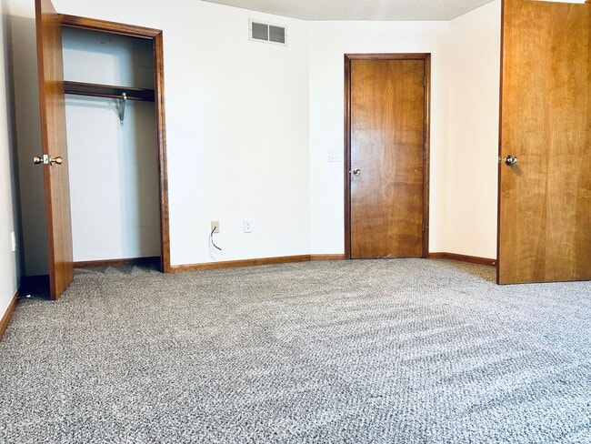 Building Photo - Convenient Location, Spacious Home