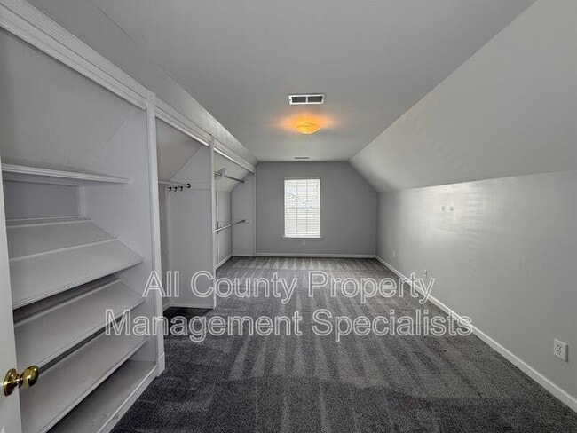 Building Photo - 179 Vermilion Dr.