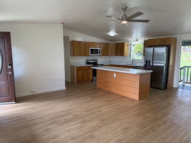 Building Photo - 3BD/2BA with extra living space new Kitche...