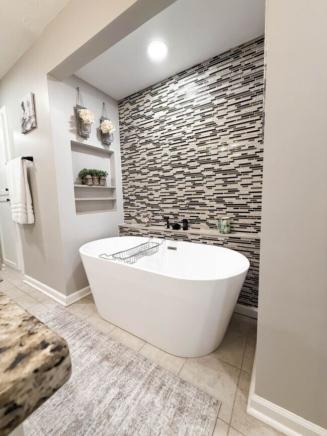 Building Photo - NO APPLICATION FEE FOR 72 HOURS! Spacious Fully-Furnished 5-Bedroom Home | Mid-Term Rental in Gre...
