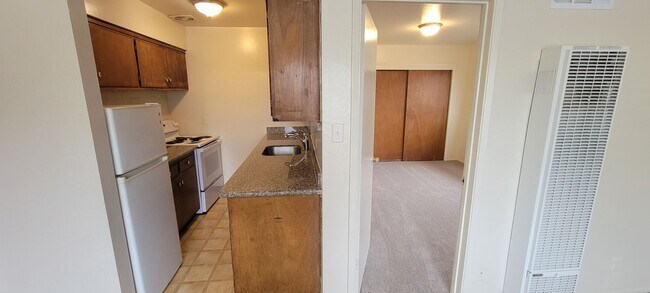 Building Photo - This is a great 1-bdr right in the heart o...