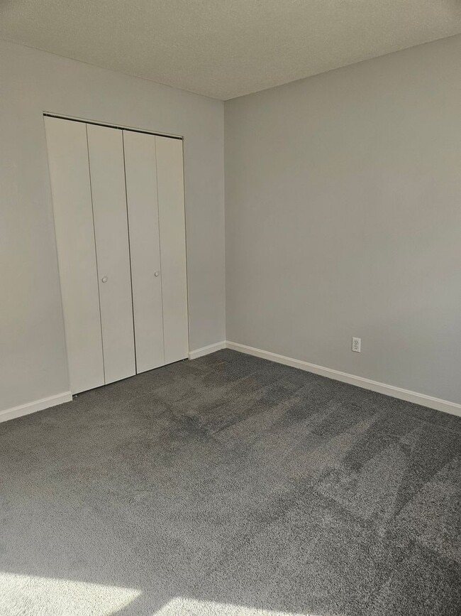 Building Photo - Green Valley Apartments