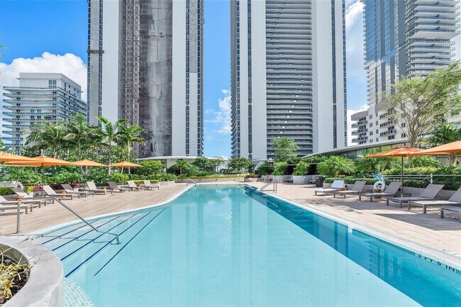 Building Photo - 700 NE 24th St