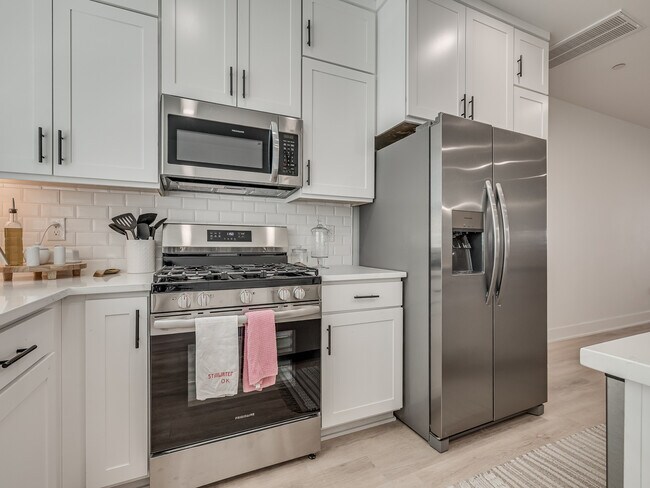 Building Photo - 1676 N Leverett Ave