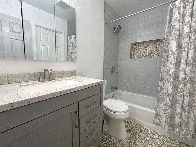 Building Photo - 1924 Hawaii St