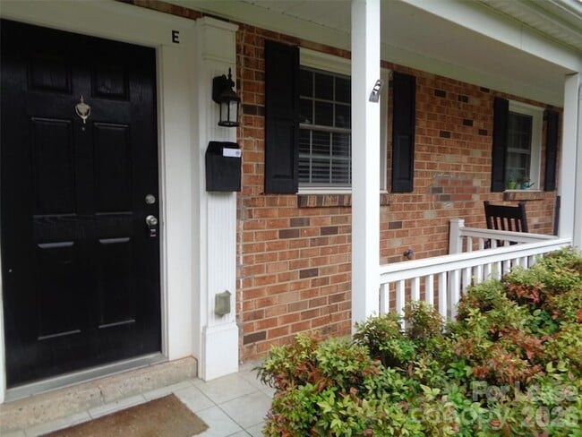 Building Photo - 1336 Green Oaks Ln