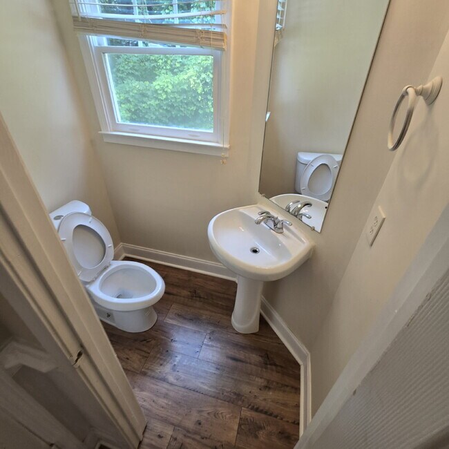 Building Photo - 5 Bedroom and 4.5 Baths. This home has it ...