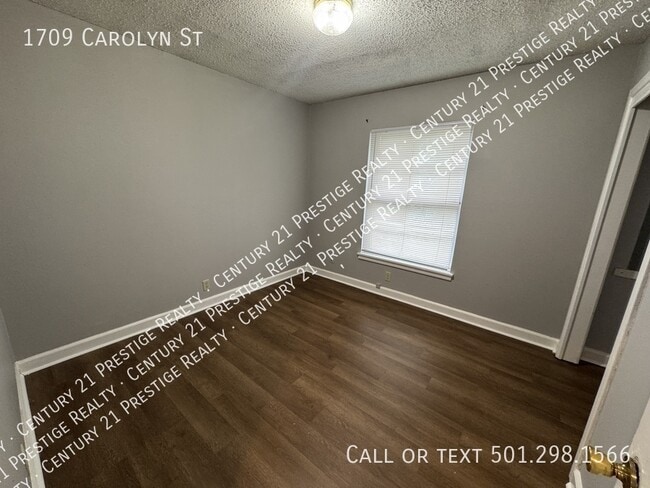 Building Photo - 1709 Carolyn St