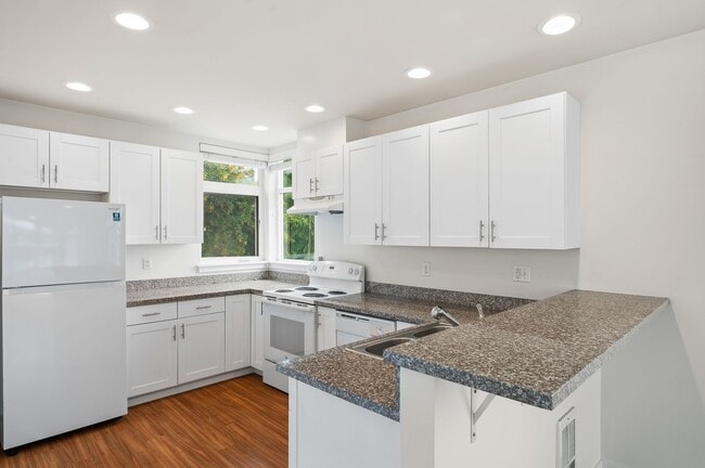 Building Photo - 3027 21st Ave W