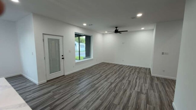 Building Photo - 702 W Seminole Ave