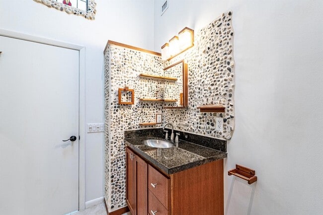 Building Photo - 2936 Florida Blvd