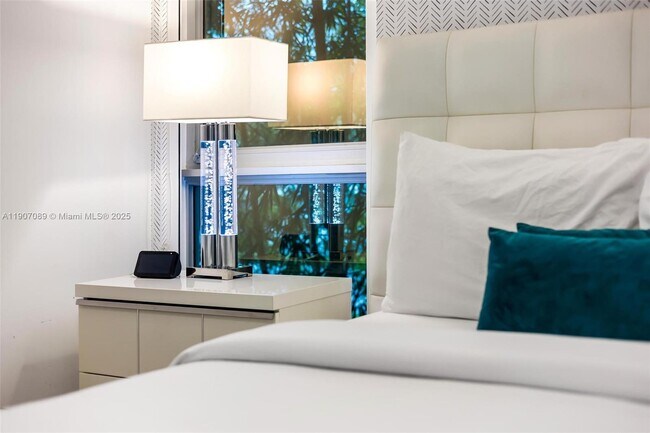 Building Photo - 300 Royal Plaza Dr