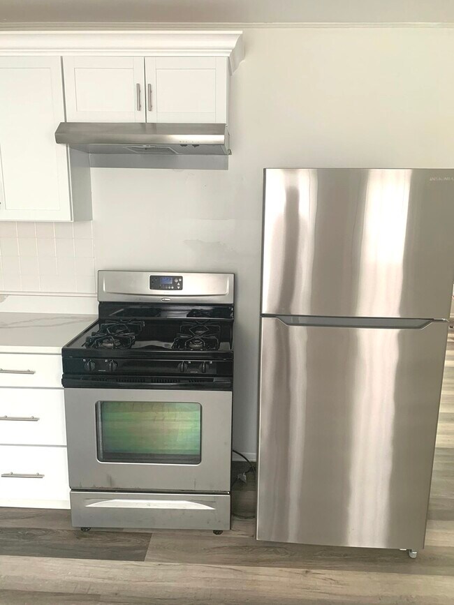 Building Photo - 1672 Evergreen Ave