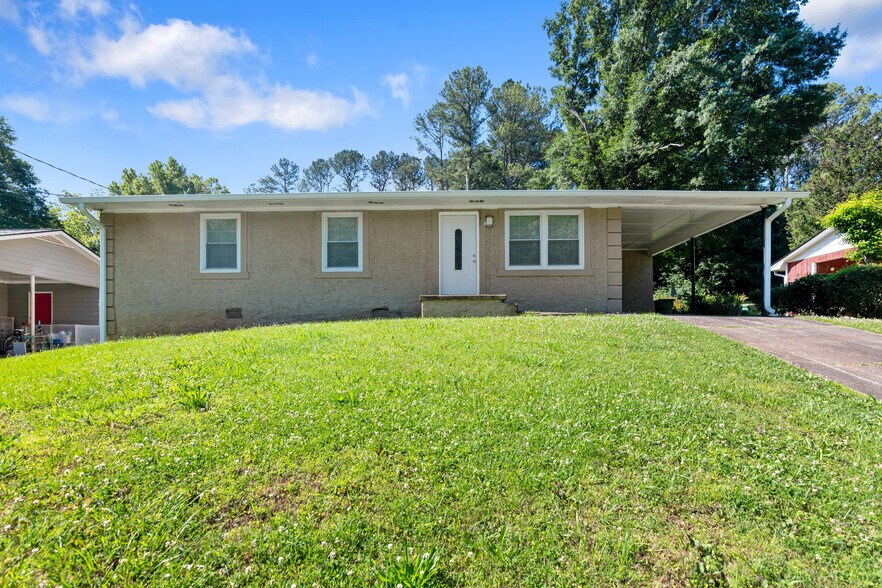 Front yard - 1380 Plaza Ave SW
