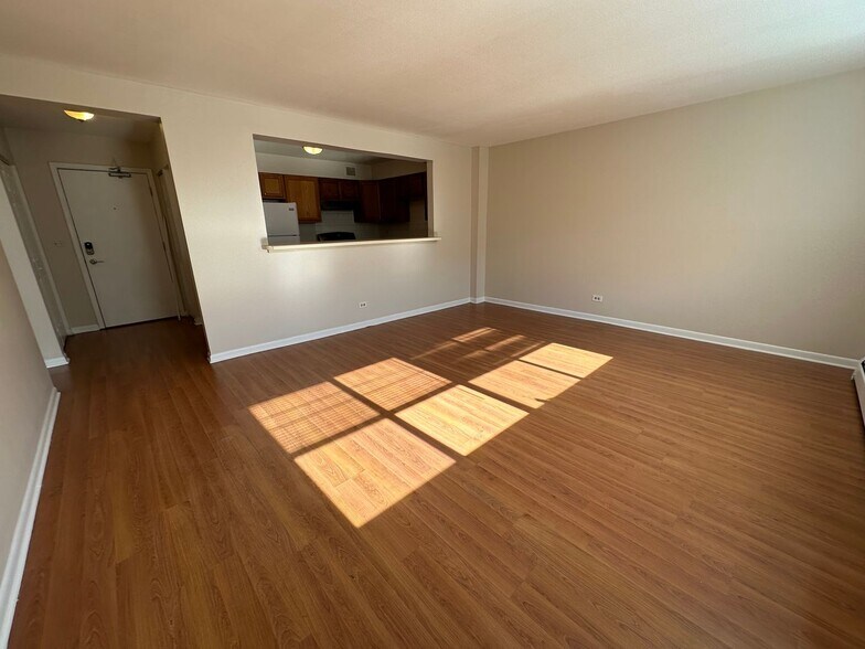 Building Photo - 7300 N Ridge Blvd