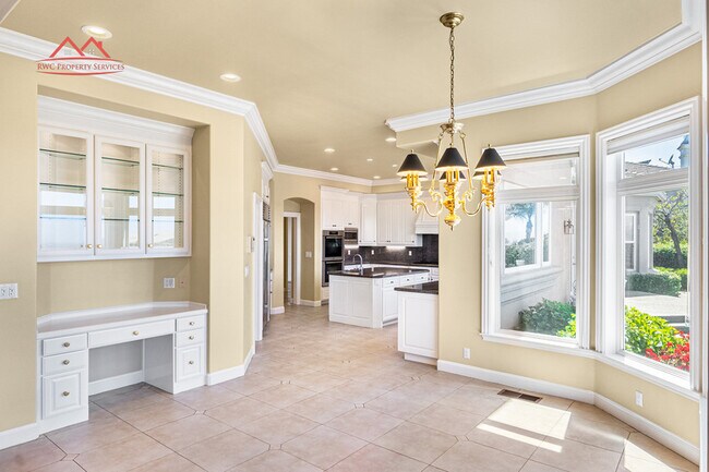 Building Photo - 5662 Country Club Pkwy