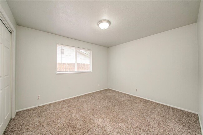 Building Photo - Desirable SE Boise Home Minutes From BSU!