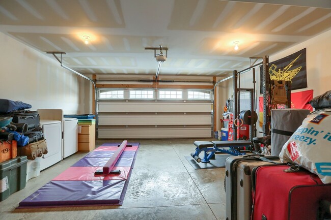 Building Photo - 4 bedroom townhome