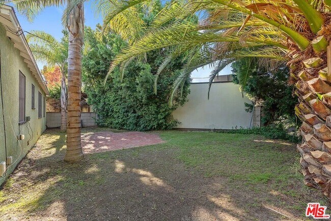 Building Photo - 3031 S Bentley Ave