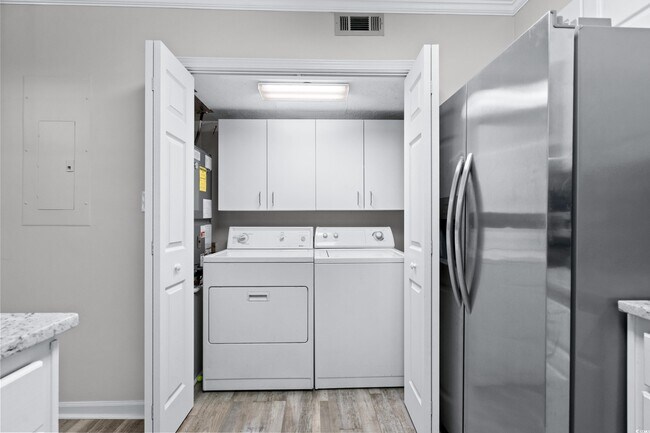 Building Photo - 715 Pine Dr