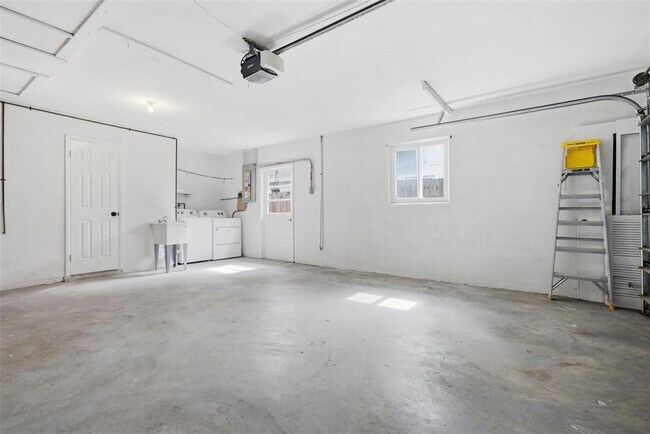 Building Photo - 2465 Brentwood Dr