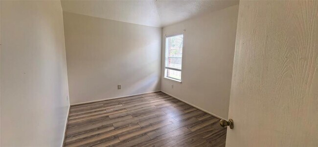 Building Photo - 9815 Hallmark Ln