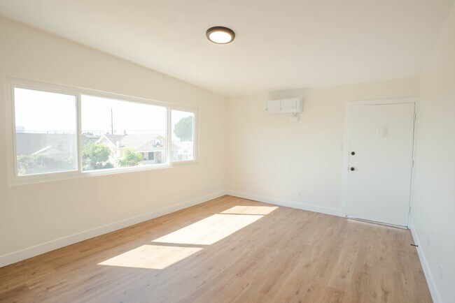 Building Photo - 821 W 167th St