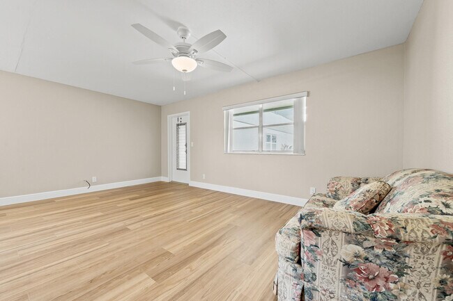 Building Photo - 723 Flanders Dr