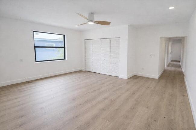 Building Photo - 445 SW 3rd St